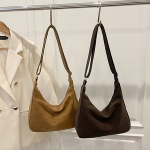 Minimalistische Hobo-Schultertasche in Karamell und Dunkelbraun aus Kunstleder mit Riemen