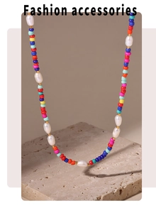 Détail du collier bohème avec perles de verre colorées et perles d'eau douce naturelles
