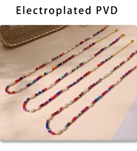 Vue détaillée de colliers bohèmes colorés avec perles de verre, perles d'eau douce et fermoir doré