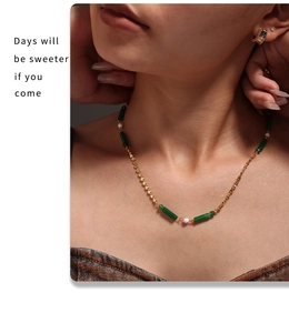 Dettaglio della collana in avventurina verde stile bambù con catena dorata sul collo