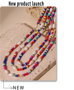 Vue macro de perles colorées et perles d'eau douce sur pierre, collier style bohème chic