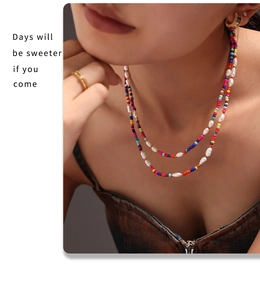 Détail d'un collier bohème multicouche avec perles colorées et perles d'eau douce sur cou