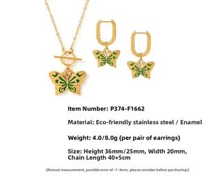 Detailansicht PVD Gold Schmetterling Schmuckset mit grünem Emaille Collier und Ohrringen