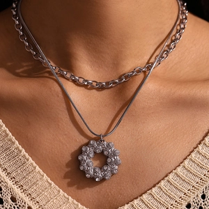 Zweilagige Edelstahlhalskette mit einem Strass-Donut-Anhänger in elegantem Silber-Finish