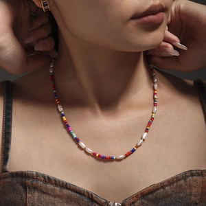 Collier bohème fait main avec perles de verre colorées et perles d'eau douce sur un mannequin