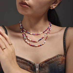 Collier multicouche bohème avec perles colorées et perles porté par un mannequin