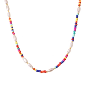 Collier bohème fait main avec perles de verre colorées et perles d'eau douce