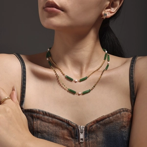 Collana a doppio strato dorata con perle di avventurina verde su catena in acciaio inox