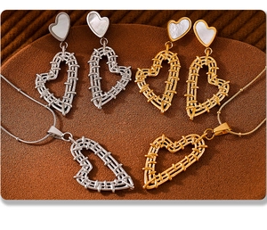 Dettaglio set di gioielli a cuore intrecciato con madreperla bianca in oro e argento