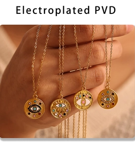 Détail de quatre colliers œil maléfique plaqués or PVD avec émail et micro-incrustations