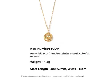 Détail du collier avec pendentif œil protecteur en émail coloré et acier doré