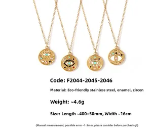 Détail de quatre colliers œil porte-bonheur en émail coloré et acier inoxydable