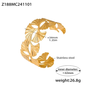 Vue détaillée du bracelet jonc ouvert réglable en acier doré avec motif de ginkgo