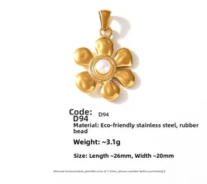 Dettaglio macro del ciondolo a fiore placcato oro 18K con perla e petali smerlati