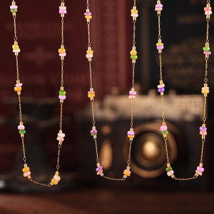 Détails de perles colorées sur chaîne en acier inoxydable doré avec décor vintage