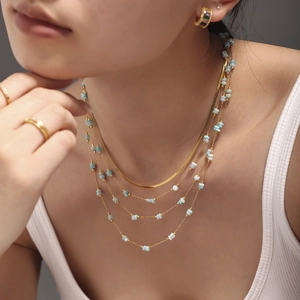 Ensemble de colliers dorés multicouches avec perles bleu clair et boucles d'oreilles