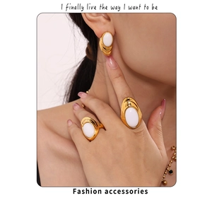 Detailopname van de retro 18K vergulde ring en oorbellen set met ovale opalen