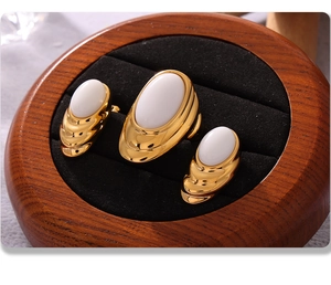 Detailopname van een vintage 18k vergulde ring en oorbellen set met witte opaalstenen