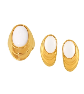 Detail van vintage Franse opaal ringenset met gouden golftextuur en ovale witte stenen