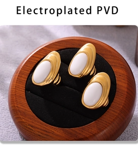 Macro-opname van goud PVD-gecoate ringen met opaal op een zwart fluwelen sieradendoos