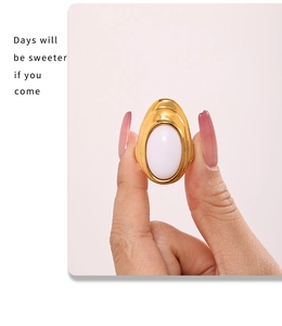 Macro-detail van de vintage vergulde ring met ovale opaalsteen en golvend ontwerp