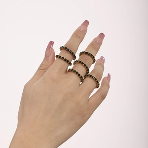 Set di sei anelli minimalisti in acciaio inossidabile placcato oro 18K con cristalli verdi
