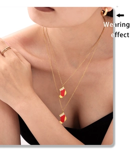 Effet porté du collier pendentif chaussette de Noël doré avec détails en zircon et émail