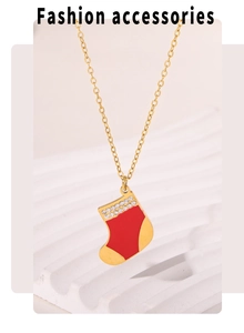 Vue détaillée d'un collier pendentif chaussette de Noël rouge avec zircons et dorure