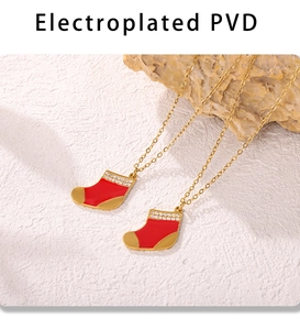 Détail des pendentifs de bas de Noël rouges avec placage en or PVD et zircons