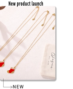 Vue détaillée des pendentifs de bottes de Noël rouges sur colliers en acier doré