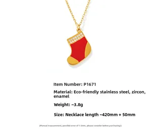 Détail du collier pendentif chaussette de Noël en émail rouge et zircons blancs