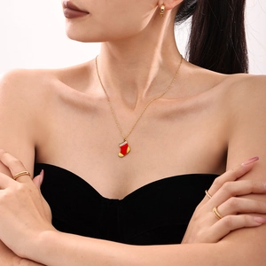 Collier Pendentif Bas De Noël Acier Inoxydable Plaqué Or Émail Rouge Zircon Bijoux De Fête Pour Femmes