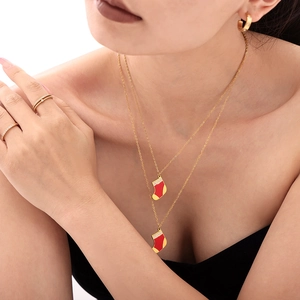 Collier double couche doré avec pendentifs chaussettes de Noël rouges et détails en zircon