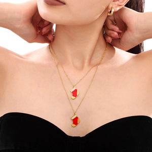 Collier double couche doré avec pendentifs chaussettes de Noël rouges et zircons blancs