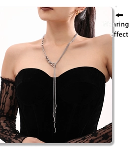 Detail einer silbernen asymmetrischen Pulloverkette mit Lagen-Look an einem Modell
