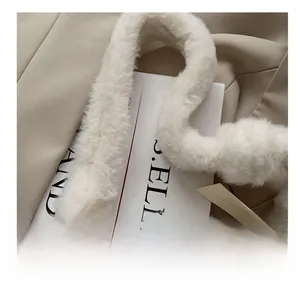 Gros plan sur une bandoulière de sac en fausse fourrure blanche douce et pelucheuse