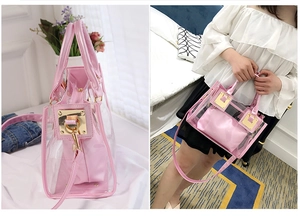 Dettaglio della borsa a mano trasparente rosa in PVC con pochette interna e tracolla