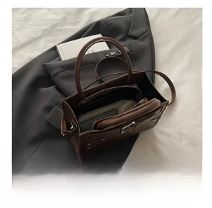 Vue de dessus montrant l'intérieur spacieux et le compartiment zippé de ce cabas en cuir brun
