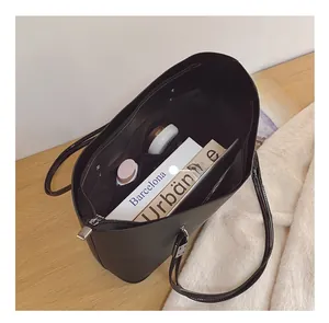 Innenansicht der großen schwarzen Shopper-Tasche mit geräumigen Fächern und Reißverschluss