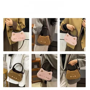 Details von rosa und braunen Katzenhandtaschen, die Umhänge- und Tragestile zeigen