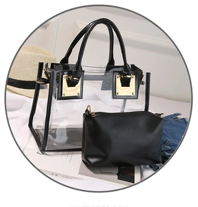 Dettaglio della borsa 2-in-1 in PVC trasparente con accenti dorati e pochette interna