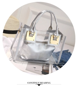 Dettaglio della borsa tote in PVC trasparente con pochette argento e fibbie in metallo dorato