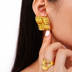 Macro di grandi orecchini quadrati placcati in oro con design a strisce testurizzate