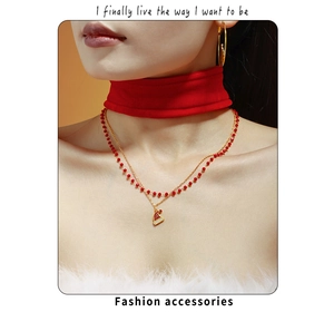 Collana a doppio strato dorata con perle rosse e ciondolo a cappello di Babbo Natale in strass