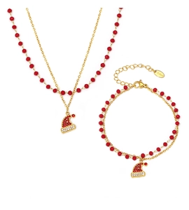 Dettaglio della collana natalizia con perle rosse e marchio in acciaio inossidabile