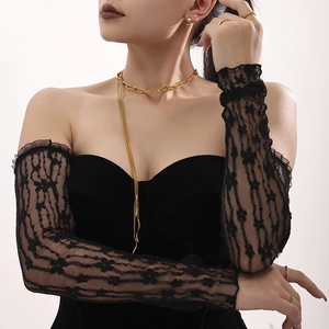 Elegante schwarze Spitzenärmel mit goldener Kette und Ringen im modernen Retro-Stil