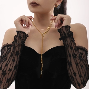 Mehrlagige 18k vergoldete Edelstahl-Quastenkette und Ohrring-Set an einem weiblichen Model
