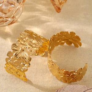 Bracelet jonc ouvert en acier inoxydable plaqué or 18K avec motifs floraux gaufrés