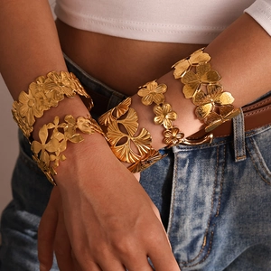 Ensemble de bracelets ouverts dorés 18K avec motifs fleurs évidées pour femmes
