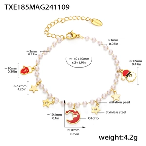 Detailansicht des Weihnachts-Perlenarmbands mit festlichen Anhängern und goldener Stahlkette